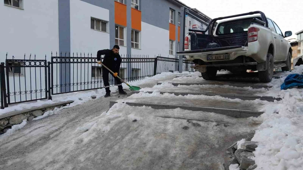 Hakkari’de Sibirya soğukları: Yollar ve merdivenler buz tuttu
