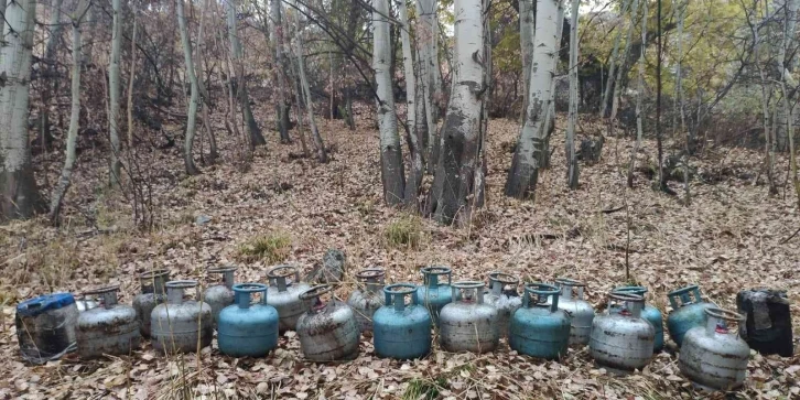 Hakkari’de toprağa gömülü 18 dolu tüp ve 40 litre mazot ele geçirildi
