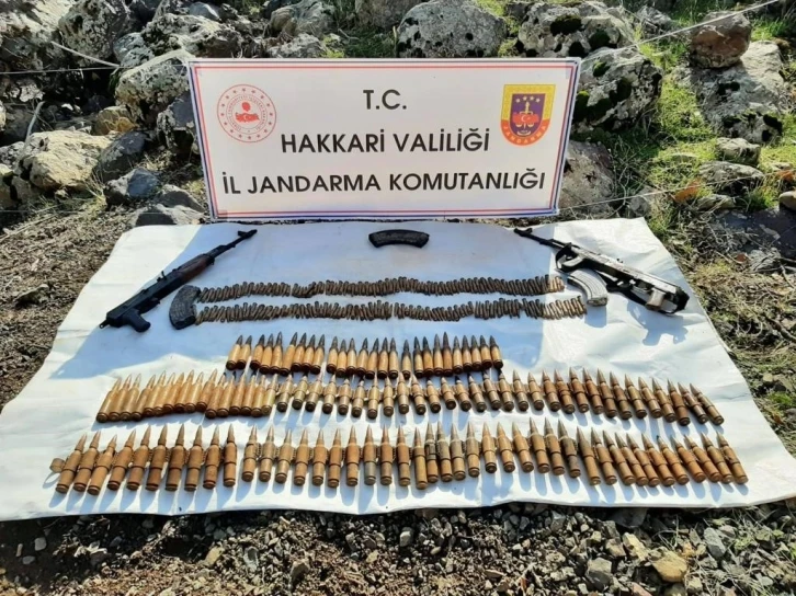 Hakkari kırsalında silah ve mühimmat ele geçirildi
