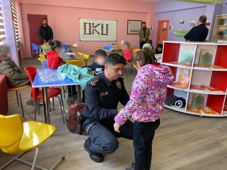 Hakkari polisinden öğrencileri ’ısıtan’ destek
