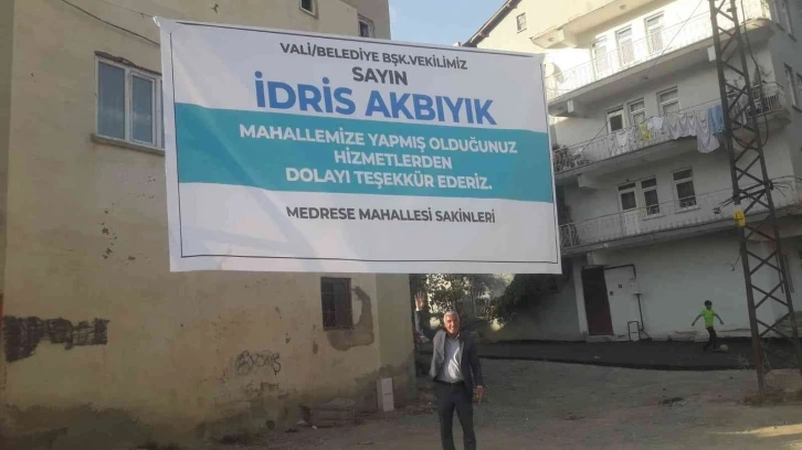 Hakkari Valisi Akbıyık’a pankartlı teşekkür
