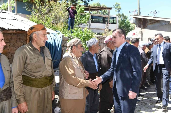 Hakkari Valisi Akbıyık sınırda ziyaretlerde bulundu
