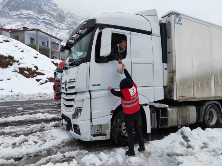 Hakkari yolda kalanlara kumanya dağıtıldı
