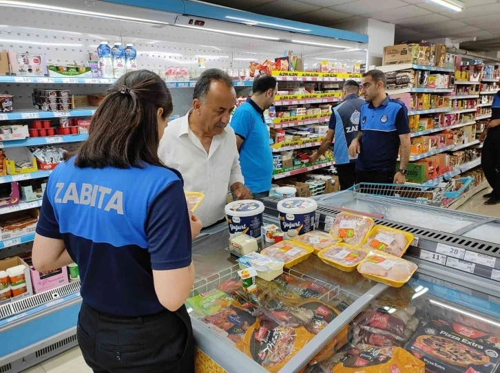 Hakkari zabıtası tarihi geçmiş ürünleri imha etti
