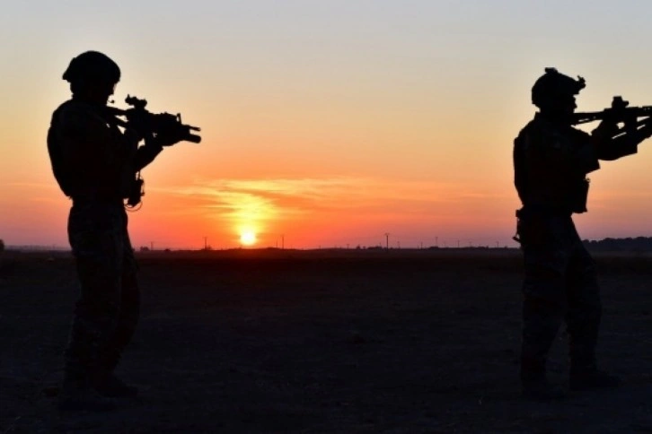 Hakkari'de 2 kadın PKK'lı teslim oldu