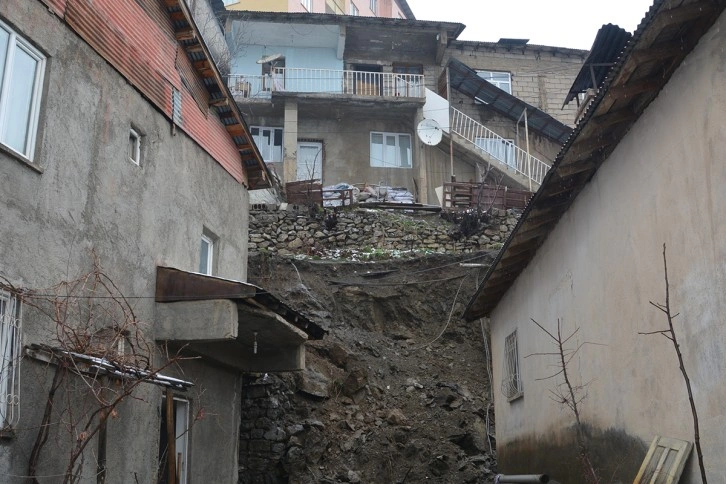 Hakkari'de heyelan nedeniyle 3 ev tahliye edildi