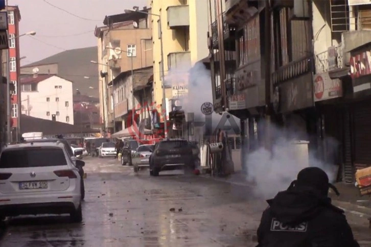 Hakkari’de polisle çatışan eylemcilere dev operasyon: 15 gözaltı