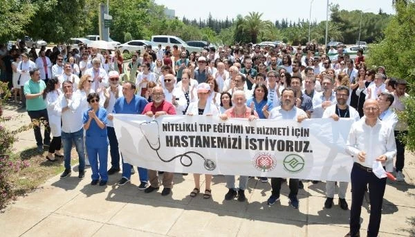 Hala hizmet veren orta hasarlı Balcalı Hastanesi'nin doktorları çözüm için yürüdü