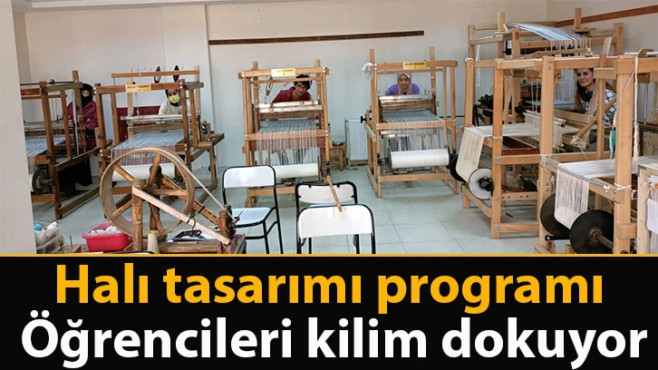 Halı tasarımı programı öğrencileri kilim dokuyor