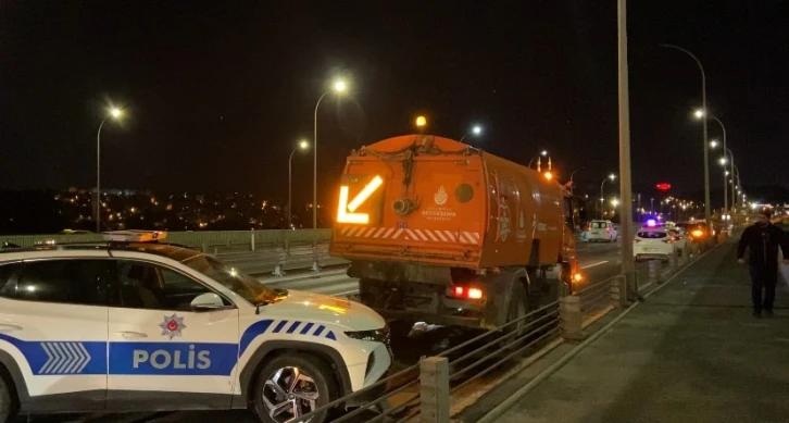 Haliç Köprüsü’ndeki feci kazada motosiklet, yol temizleme aracına çarptı: 1 ölü
