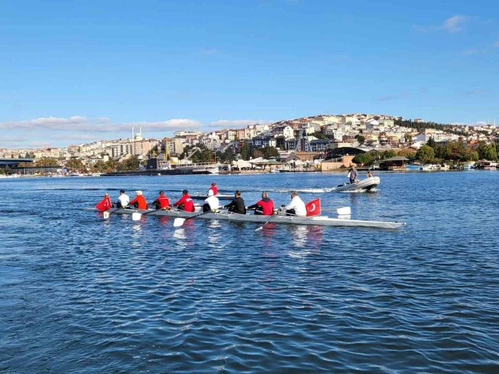 Haliç’te sporcular Cumhuriyet için kürek çektiler
