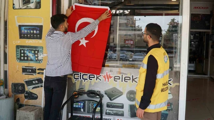 Haliliye Belediyesi bayrak dağıttı
