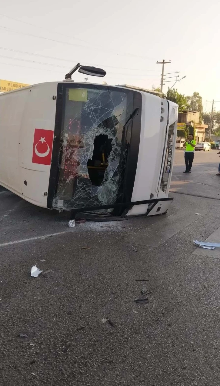 Halk otobüsü ile otomobil çarpıştı, sürücüler yaralandı
