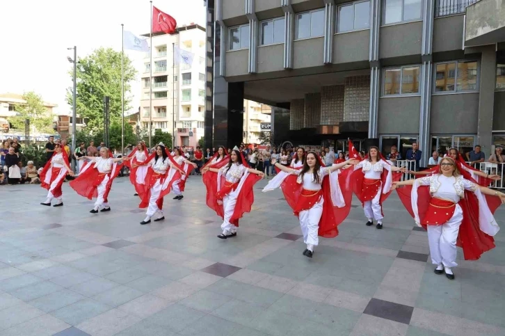 Halk oyunları gösterileri ilgiyle izlendi
