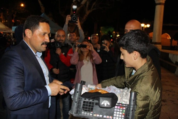 Halka simit dağıtan Vali Masatlı simit satamayan çocuğun tüm simitlerini satın aldı