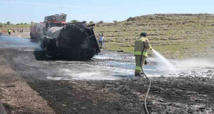 Ham petrol yüklü tır kamyonetle çarpıştı: 2 ölü, 4 yaralı