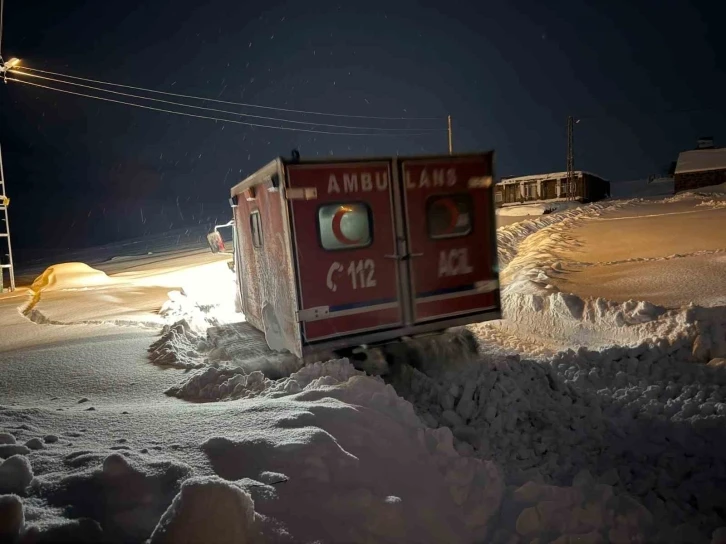 Hamile kadın paletli ambulansla kurtarıldı
