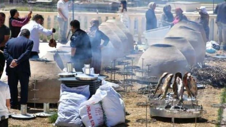 Hasankeyf'te ilk kez yapılan gastronomi festivalinde tandır keyfi