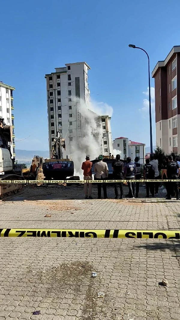 Hasarlı bina, yıkım sırasında sağlam binanın üzerine devrildi; o anlar kamerada