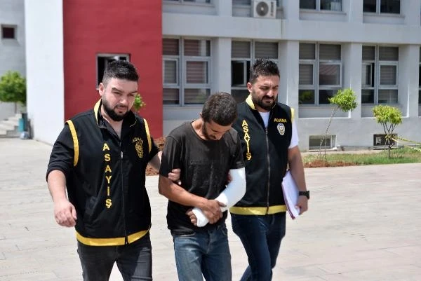 Hasarlı binada küvette yakalanan hırsız, banyonun havalandırma penceresinden girmiş