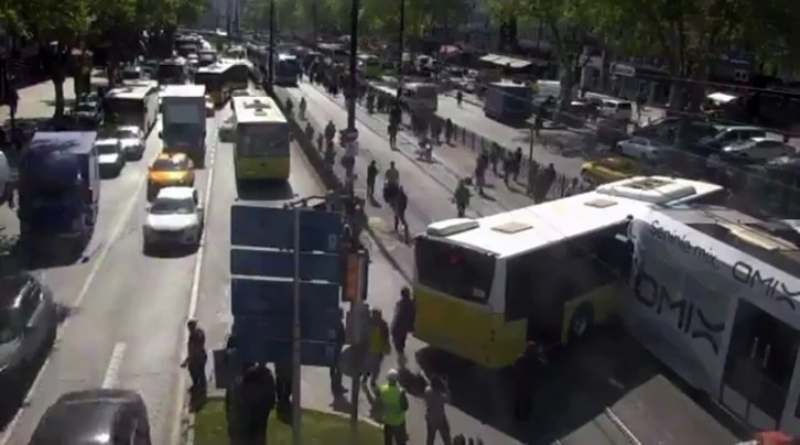 Haseki tramvay durağında İETT otobüsü ile tramvay çarpıştı. Olay yerine itfaiye ve sağlık ekipleri sevk edildi.
