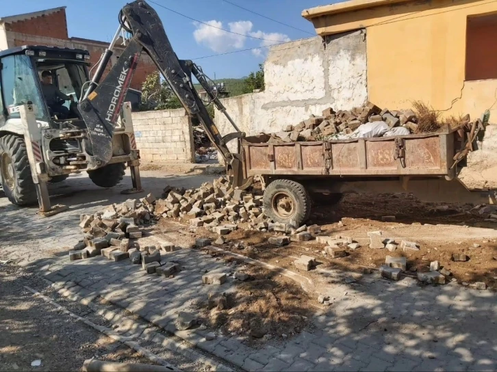 Hassa Belediyesi, depremden zarar gören cadde yoluna parke taşı döşedi
