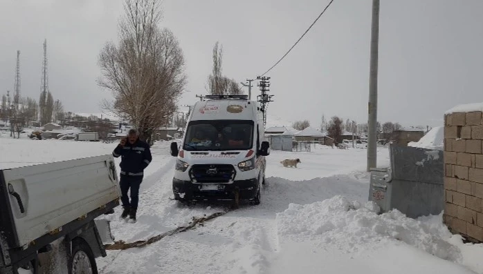 Hasta almaya giden ambulans kara saplandı
