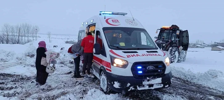 Hasta almaya giderken kara saplanan ambulansı karla mücadele ekipleri kurtardı
