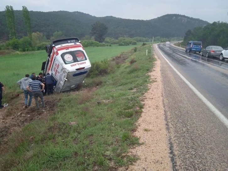 Hasta naklinden dönen ambulans şarampole devrildi: 3 yaralı
