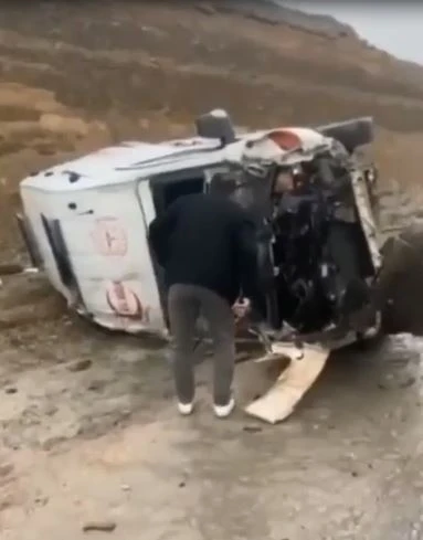 Hasta taşıyan ambulans yan yattı: 5 yaralı
