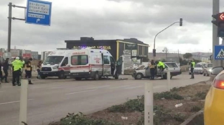 Hasta taşıyan ambulansa otomobil çarptı; 4 yaralı