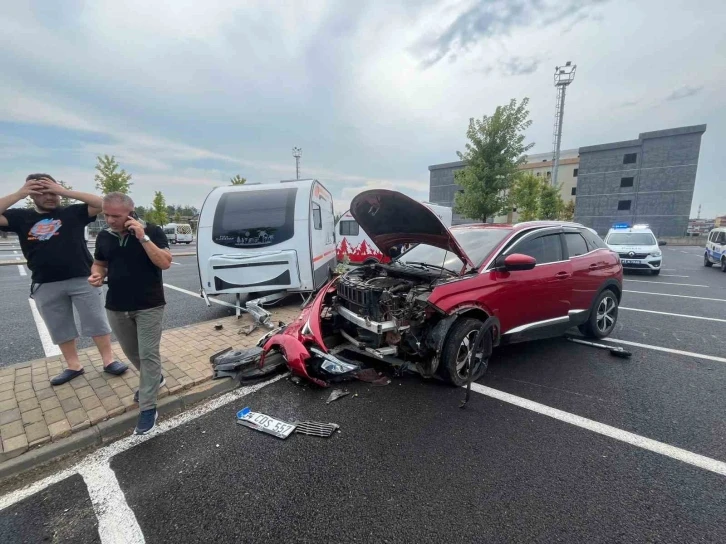 Hastane otoparkında park halindeki karavana çarptı
