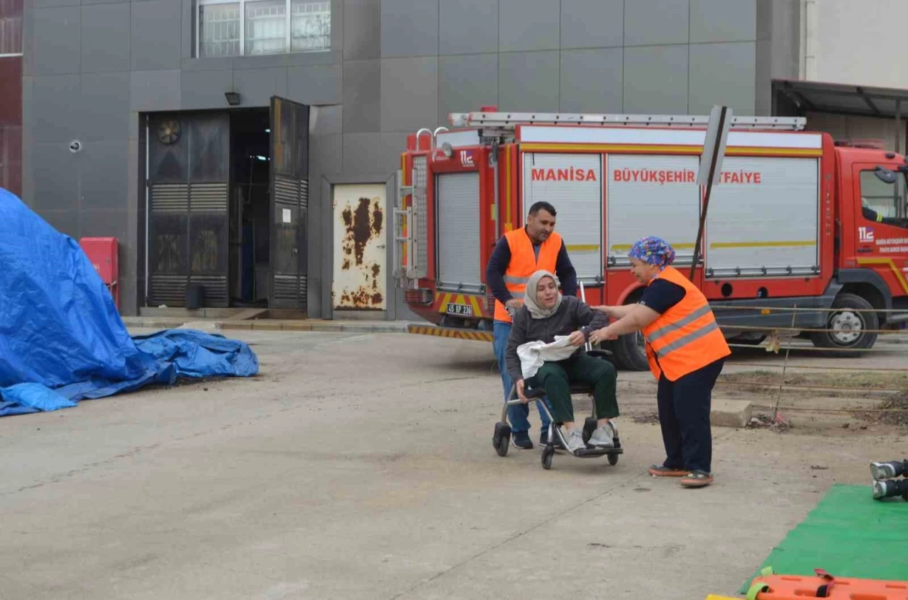 Hastanede yapılan yangın tatbikatı gerçeğini aratmadı
