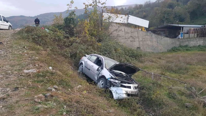 Hatalı sollama yaparken önündeki araca çarpıp tarlaya uçtu
