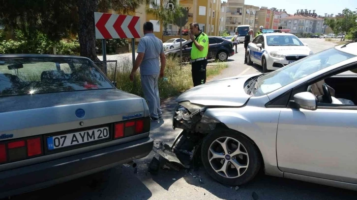 Hatalı sollama yaptığı otomobille önce arabaya, ardından beton direğe çarptı
