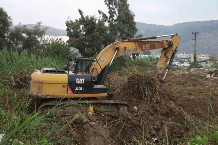 Hatay Büyükşehir Belediyesi dereleri ıslah ediyor
