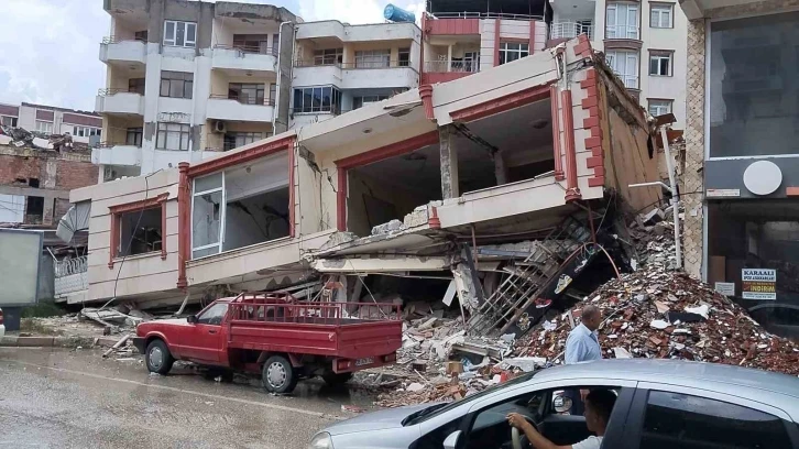 Hatay’da ağır hasarlı bina çöktü
