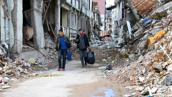 Hatay'da ağır hasarlı binalardan eşya kurtarma çabası