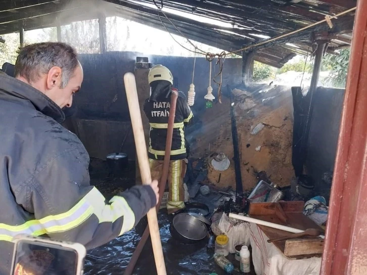 Hatay’da ahırda samanlık yanarak kül oldu
