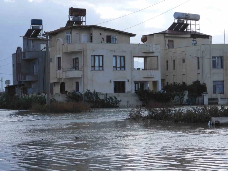 Hatay’da bazı evler su altında kaldı
