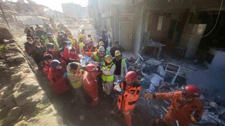 Hatay’da bir kadın ve iki çocuk 228. saatte sağ olarak kurtarıldı
