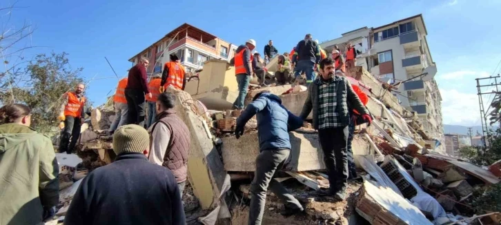 Hatay’da çalışmalar hızlandı, vatandaşlar enkazdan kurtarılıyor
