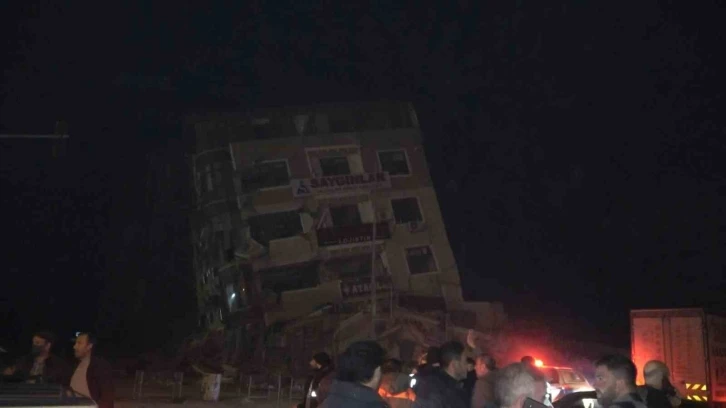 Hatay’da deprem sonrası ev yan yattı, facia ucuz atlatıldı
