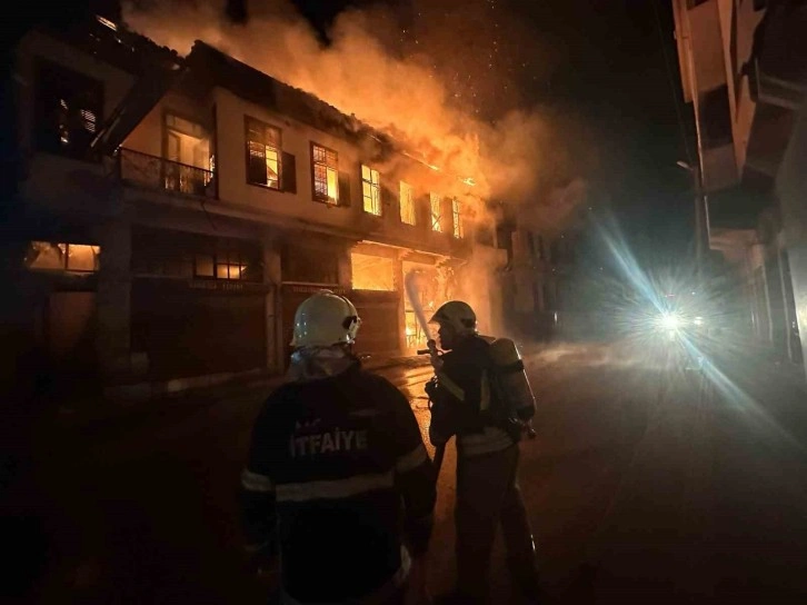 Hatay'da Depremde Hasar Alan Bina Alev Aldı