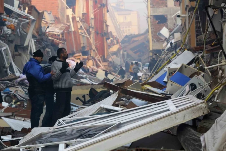 Hatay’da enkaz altında kalan 6 yaşındaki Elif’ten 30 saat sonra müjdeli haber
