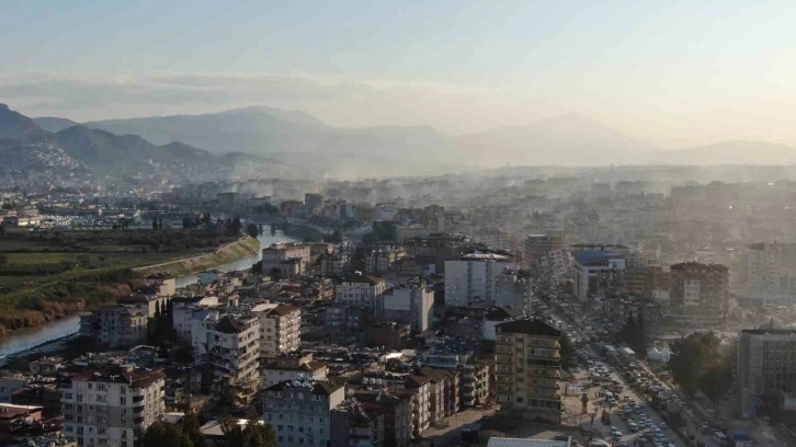 Hatay’da enkaz çalışmalarının ardından gökyüzü toz bulutuyla kaplandı
