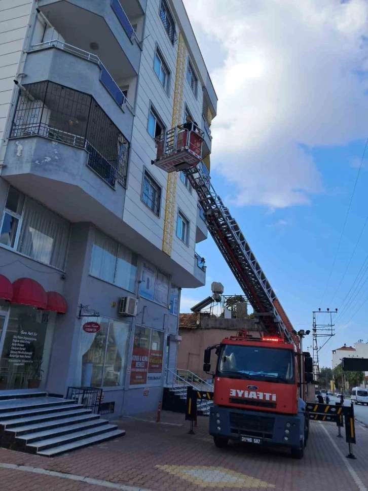 Hatay’da evde mahsur kalan çocuk kurtarıldı
