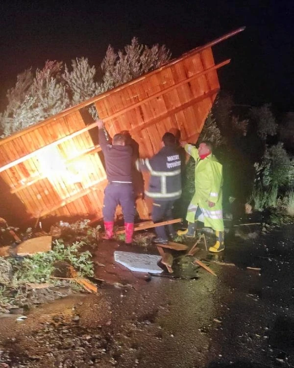 Hatay'da fırtına evin çatısını uçurdu 