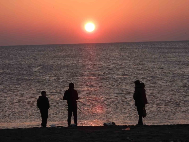 Hatay’da gökyüzü kızıla boyandı
