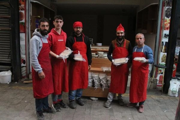 Hatay'da hasar gören tarihi Uzun Çarşı'da birkaç esnaf iş yerini açtı